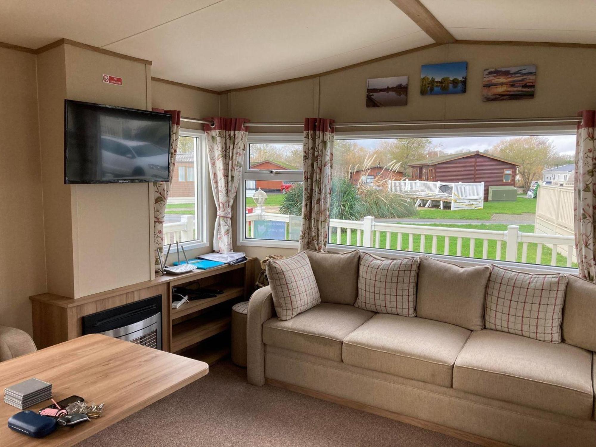 Lovely 6 Berth Caravan With Decking At Carlton Meres In Suffolk Ref 60058M Сексмендем Екстер'єр фото